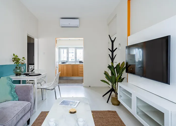 Local Host Living - Signature In